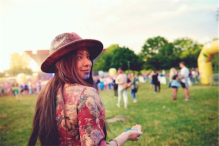 simsearch:614-08685103,k - Portrait of young boho woman with handful of blue chalk powder at festival Stock Photo - Premium Royalty-Free, Code: 614-08990455