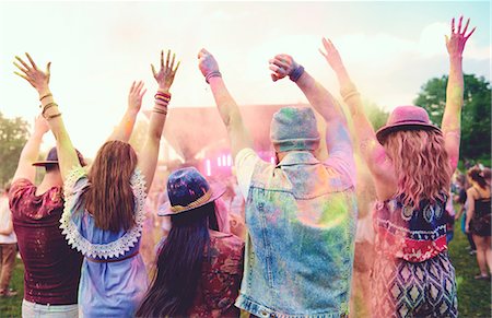 simsearch:649-08825183,k - Rear view of young adult friends dancing and throwing coloured chalk powder at festival Foto de stock - Sin royalties Premium, Código: 614-08990459