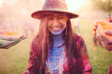 simsearch:649-08117852,k - Hands covering young boho woman with coloured chalk powder at festival Photographie de stock - Premium Libres de Droits, Code: 614-08990451