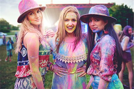 Portrait of three young boho women covered in coloured chalk powder at festival Fotografie stock - Premium Royalty-Free, Codice: 614-08990464