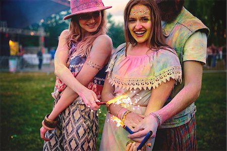 Portrait of two young women and covered in coloured chalk powder at festival Fotografie stock - Premium Royalty-Free, Codice: 614-08990469