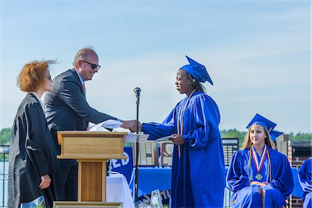 simsearch:614-03551972,k - Student shaking hands with senior man at graduation ceremony Photographie de stock - Premium Libres de Droits, Code: 614-08990480