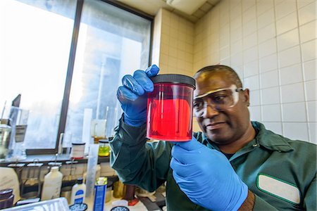 simsearch:649-08004126,k - Lab technician looking at beaker of red biofuel in biofuel plant laboratory Foto de stock - Sin royalties Premium, Código: 614-08990518