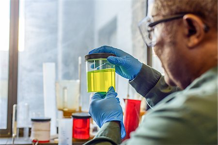 simsearch:649-08004126,k - Lab technician inspecting beaker of yellow biofuel in biofuel plant laboratory Foto de stock - Sin royalties Premium, Código: 614-08990513