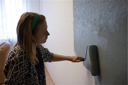 simsearch:693-03556941,k - Young woman applying grey paint with roller to interior wall at home Stockbilder - Premium RF Lizenzfrei, Bildnummer: 614-08990549