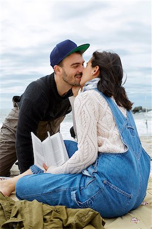 simsearch:614-08990761,k - Young woman kissing sea fishing boyfriend on beach Foto de stock - Sin royalties Premium, Código: 614-08990752