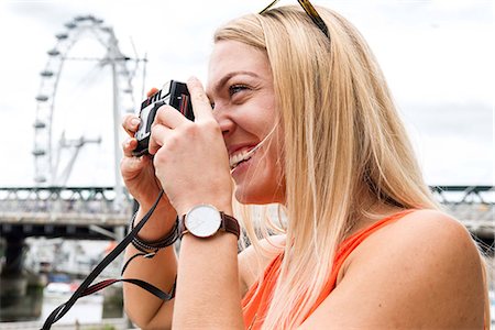 simsearch:614-06895809,k - Female tourist in London, photographing view, using camera Stock Photo - Premium Royalty-Free, Code: 614-08991068