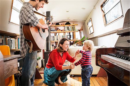 Family with baby boy living on barge playing guitar and dancing Foto de stock - Sin royalties Premium, Código: 614-08991129