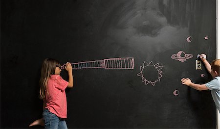 esplorazione spaziale - Girl looking through imaginary telescope drawn on blackboard Fotografie stock - Premium Royalty-Free, Codice: 614-08991167