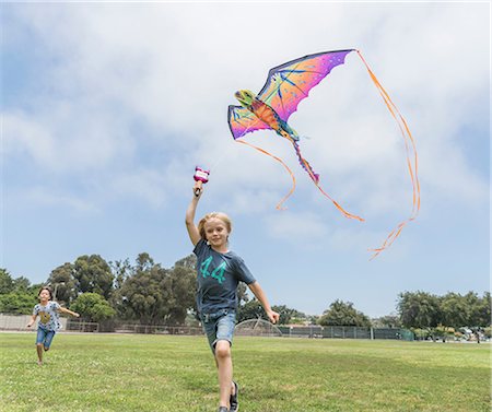 Boy flying kite Foto de stock - Sin royalties Premium, Código: 614-08991180