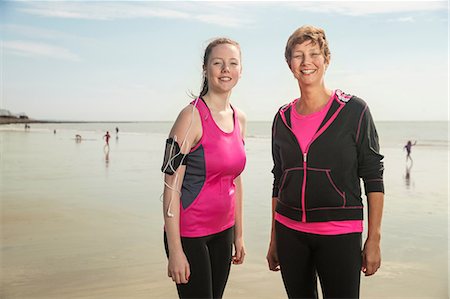 simsearch:6108-08663358,k - Mother and daughter on beach, Folkestone, UK Photographie de stock - Premium Libres de Droits, Code: 614-08991209