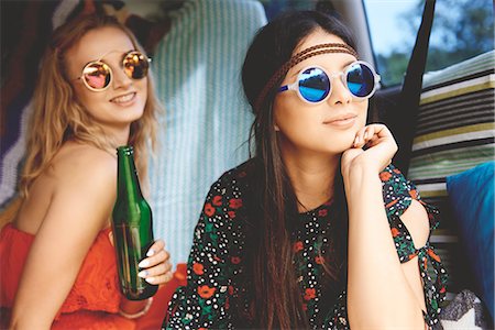 simsearch:649-08949691,k - Two young boho women wearing sunglasses in recreational van Photographie de stock - Premium Libres de Droits, Code: 614-08991233