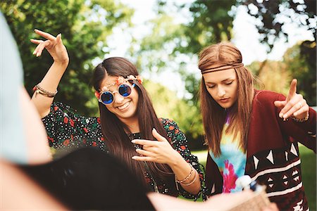 simsearch:649-08544187,k - Two young boho women dancing together at festival Foto de stock - Sin royalties Premium, Código: 614-08991264