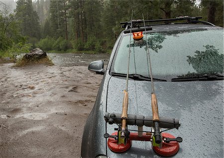 Vehicle parked by river in rain, Clark Fork, Montana and Idaho, US Photographie de stock - Premium Libres de Droits, Code: 614-08991299