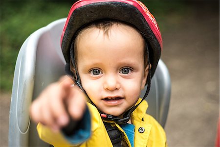 simsearch:693-06018946,k - Portrait of young boy sitting in child's seat of adult bicycle, pointing Foto de stock - Sin royalties Premium, Código: 614-09017206