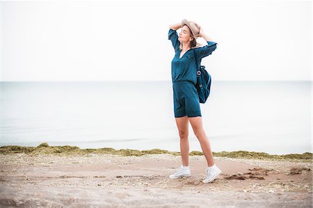 simsearch:614-09017241,k - Mid adult woman standing near coastline, breathing in fresh air Photographie de stock - Premium Libres de Droits, Code: 614-09017245