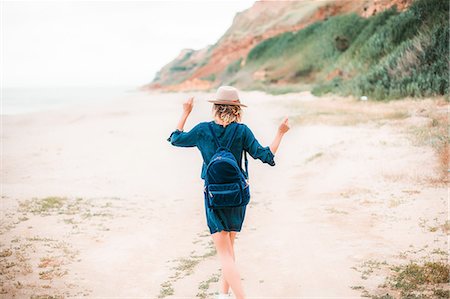 simsearch:614-08544725,k - Mid adult woman dancing along beach, rear view Photographie de stock - Premium Libres de Droits, Code: 614-09017241