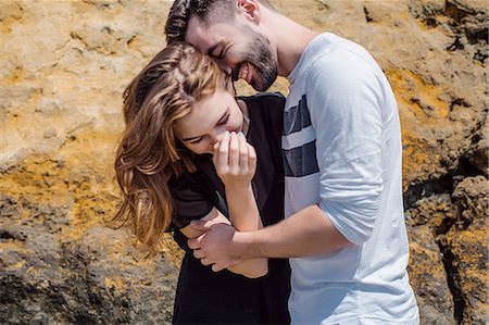 simsearch:614-09017276,k - Couple laughing beside rock Photographie de stock - Premium Libres de Droits, Code: 614-09017266