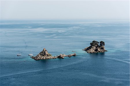 simsearch:649-08824843,k - Boats by rocks protruding from sea, Sveta Nedelja, Abzi-Kula, Montenegro, Europe Stock Photo - Premium Royalty-Free, Code: 614-09017263