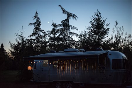 Camper van in rural setting at dusk, illuminated by fairy lights Photographie de stock - Premium Libres de Droits, Code: 614-09017298