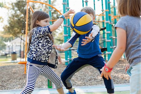 simsearch:649-08480194,k - Children playing basketball in playground Foto de stock - Sin royalties Premium, Código: 614-09017363