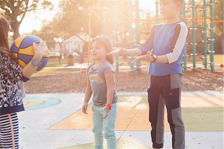 simsearch:649-08480194,k - Children playing basketball in playground Foto de stock - Sin royalties Premium, Código: 614-09017374