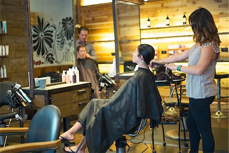 simsearch:614-09213780,k - Hairstylists working in salon Fotografie stock - Premium Royalty-Free, Codice: 614-09017480