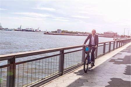 simsearch:614-02679462,k - Mid adult businessman cycling along city river waterfront Stock Photo - Premium Royalty-Free, Code: 614-09017496