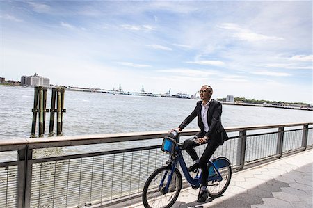 simsearch:614-09017513,k - Mid adult businessman cycling along city river waterfront Stock Photo - Premium Royalty-Free, Code: 614-09017497