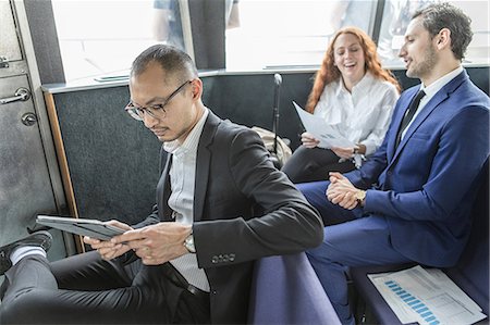 pendeln (pendelverkehr) - Businessman looking at digital tablet on passenger ferry Foto de stock - Sin royalties Premium, Código: 614-09017512