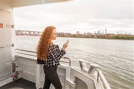 simsearch:614-08827048,k - Young businesswoman on ferry deck looking at smartphone, New York, USA Foto de stock - Sin royalties Premium, Código: 614-09017549