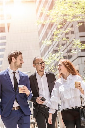 simsearch:614-09017526,k - Businessmen and woman strolling along city sidewalk, New York, USA Fotografie stock - Premium Royalty-Free, Codice: 614-09017556