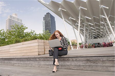 simsearch:614-09017489,k - Young businesswoman sitting outside hotel using laptop, New York, USA Photographie de stock - Premium Libres de Droits, Code: 614-09017566