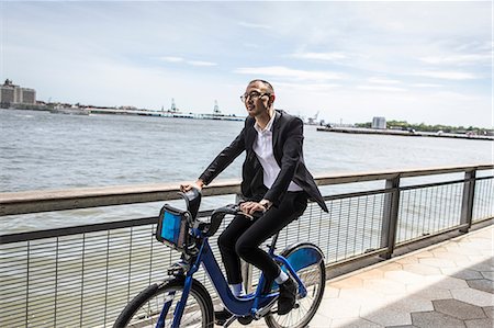 simsearch:614-09017513,k - Businessman cycling on waterfront, New York, USA Stock Photo - Premium Royalty-Free, Code: 614-09017561