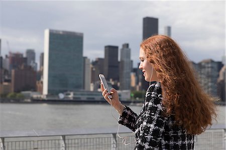 simsearch:649-08824700,k - Young businesswoman on waterfront looking at smartphone, New York, USA Foto de stock - Royalty Free Premium, Número: 614-09017563