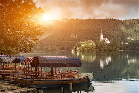 simsearch:6122-07705480,k - Tourist boats on Lake Bled waterfront, Slovenia Foto de stock - Royalty Free Premium, Número: 614-09017571