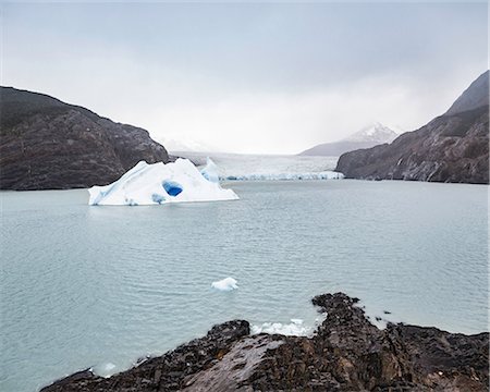 Iceberg floating on Grey lake and glacier, Torres del Paine national park, Chile Photographie de stock - Premium Libres de Droits, Code: 614-09017608