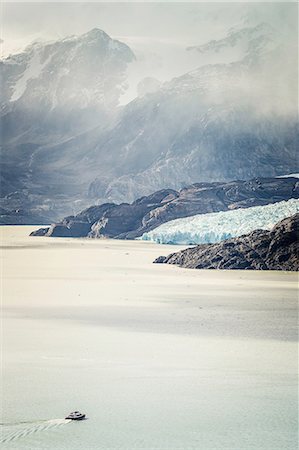 Boat sailing on Grey Lake, with low cloud over mountains, Torres del Paine national park, Chile Foto de stock - Sin royalties Premium, Código: 614-09017600