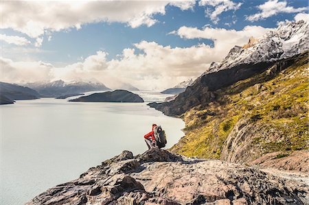 simsearch:649-08949330,k - Male hiker crouching to look out over Grey Lake and Glacier, Torres del Paine national park, Chile Stockbilder - Premium RF Lizenzfrei, Bildnummer: 614-09017601