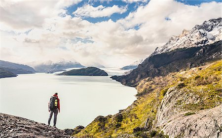 Male hiker looking out over Grey Lake and Glacier, Torres del Paine national park, Chile Photographie de stock - Premium Libres de Droits, Code: 614-09017602