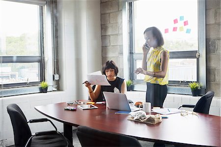 Two women working together in meeting room, brainstorming Photographie de stock - Premium Libres de Droits, Code: 614-09017712