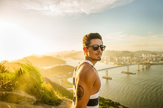 Man at view point during sunset, Rio de Janeiro, Brazil Photographie de stock - Premium Libres de Droits, Le code de l’image : 614-09017774