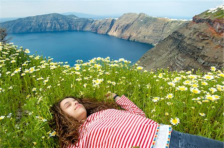 Girl asleep on bed of flowers, O'a, Santorini, Kikladhes, Greece Foto de stock - Royalty Free Premium, Número: 614-09017796