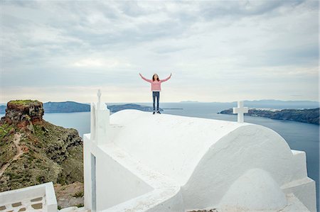 single landscape - Girl standing on top of church, O'a, Santorini, Kikladhes, Greece Foto de stock - Sin royalties Premium, Código: 614-09017793