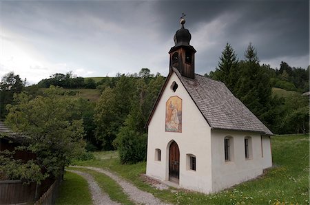 Rural road and San Pietro church, Funes Valley, Dolomites, Italy Fotografie stock - Premium Royalty-Free, Codice: 614-09017946