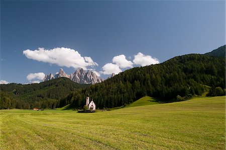 View of St. Johann Church and Odle mountains, Funes Valley, Dolomites, Italy Fotografie stock - Premium Royalty-Free, Codice: 614-09017950