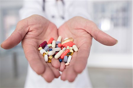 simsearch:693-06020009,k - Cropped view of doctor holding pills Stock Photo - Premium Royalty-Free, Code: 614-09018046