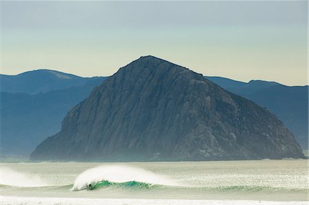 Young male surfer surfing ocean wave, Morro Bay, California, USA Foto de stock - Sin royalties Premium, Código: 614-09026460