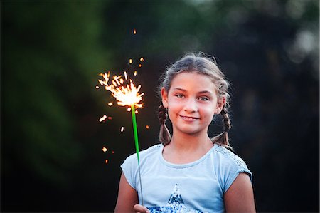 Portrait of girl holding sparkler in garden at dusk on independence day, USA Photographie de stock - Premium Libres de Droits, Code: 614-09026498