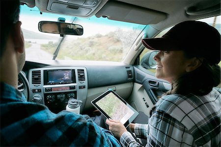 Couple in car, woman holding digital tablet with map showing Foto de stock - Sin royalties Premium, Código: 614-09026511